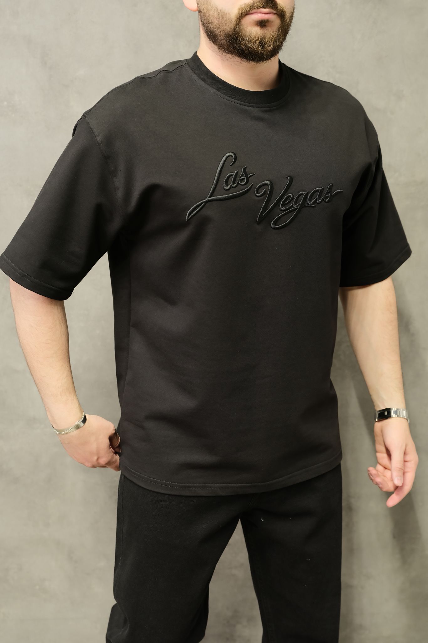 Herren‑T-Shirt in Schwarz mit besticktem „Las Vegas“-Schriftzug — HG-282 für den Großhandel von Monocloth